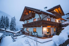 Familien-Bergerlebnis Unterkunft Haus Alpenkönig Ferienwohnungen im alpinen Charme Stubai super Card Inklusive